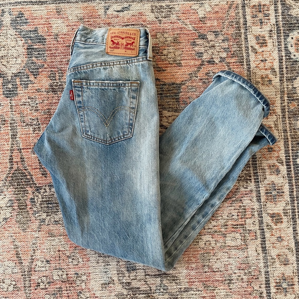 LEVI’S 501 High Waisted Distressed Denim Jeans - Size 25